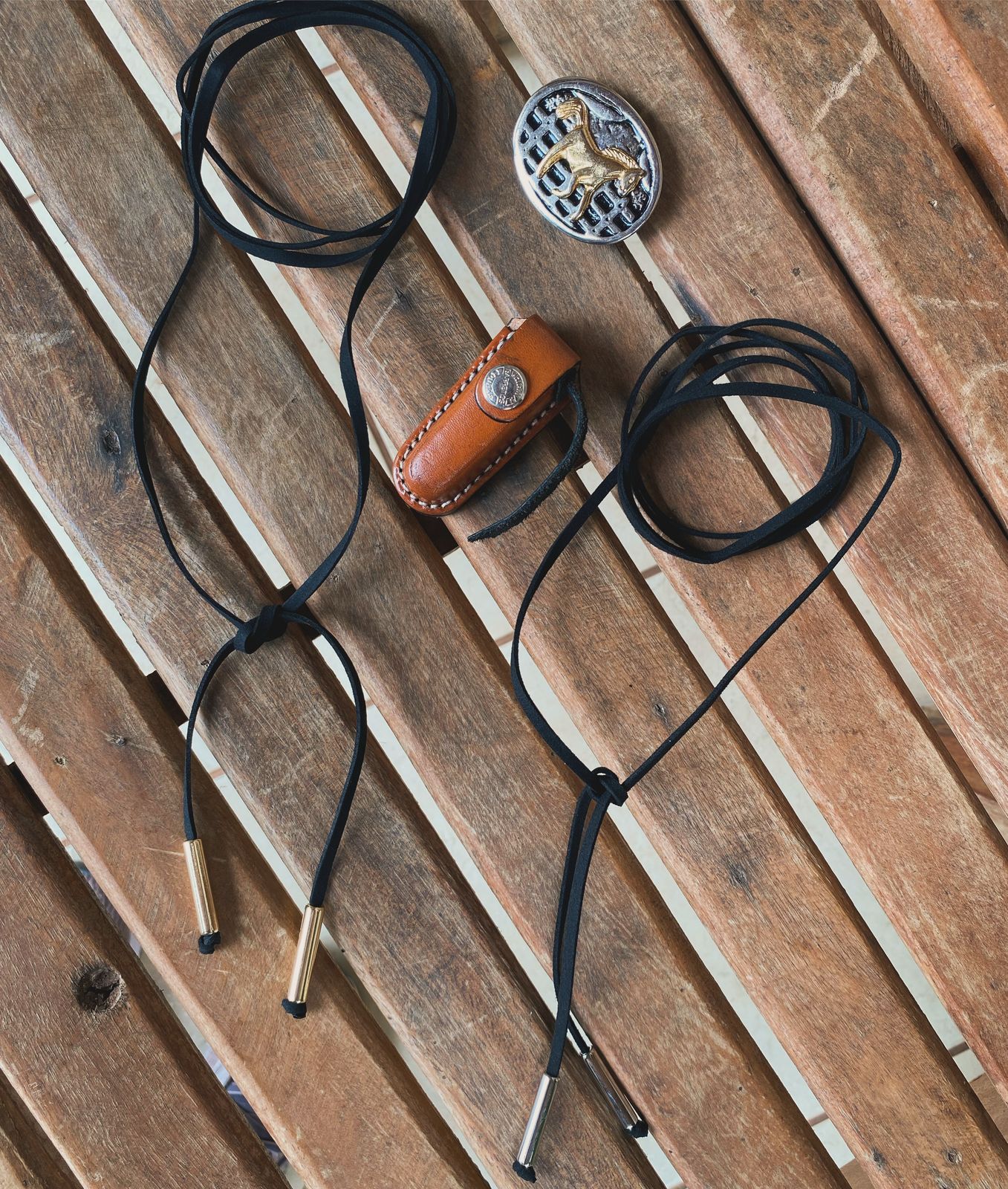 Colar de couro preto com a ponteira dourada